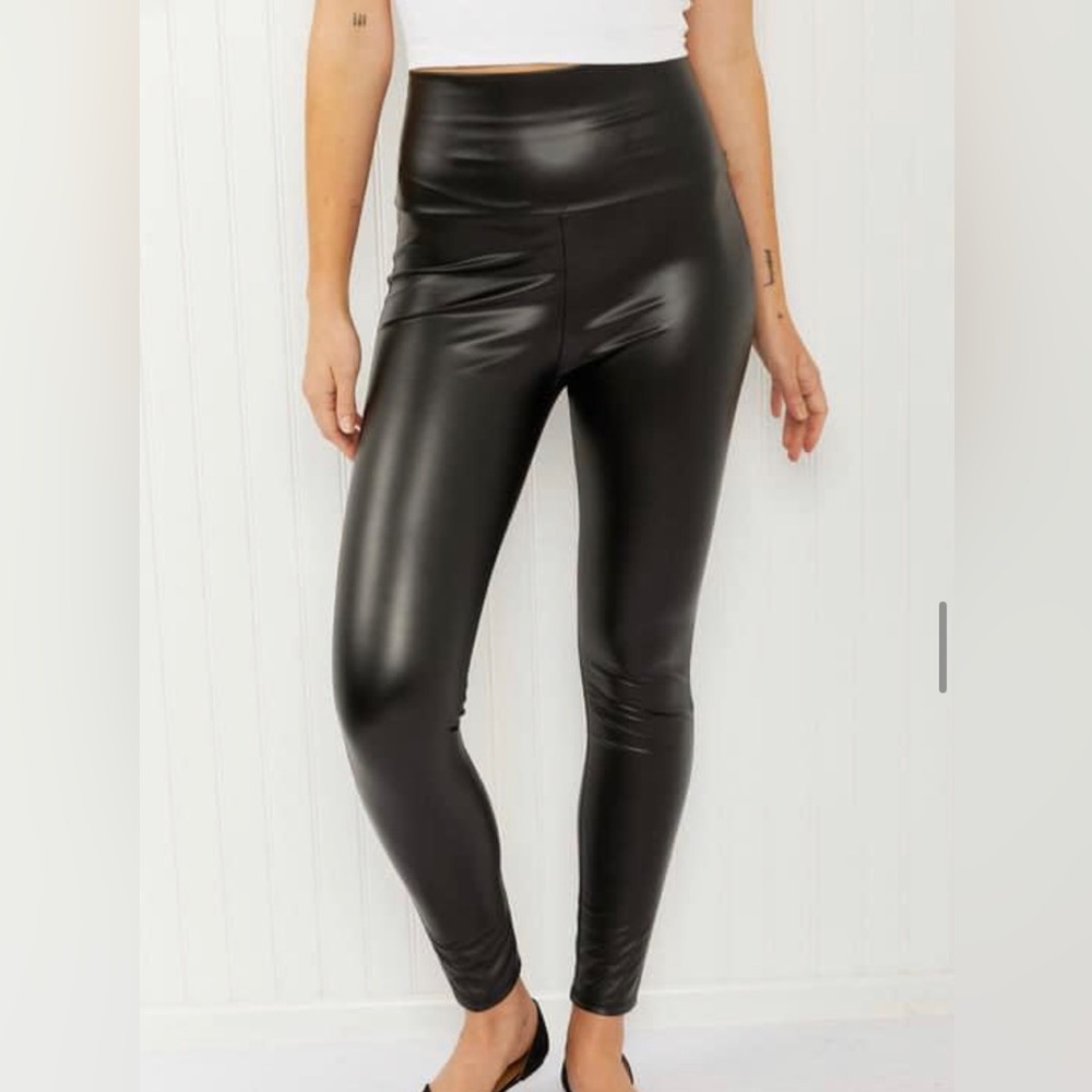 Beautiful leather style black leggings!!!